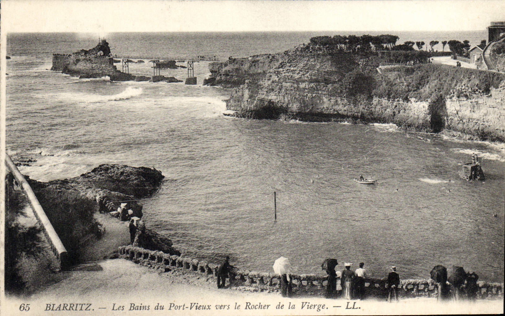 CPA Biarritz Les Bains du Port Vieux Vers le Rocher de la Vierge