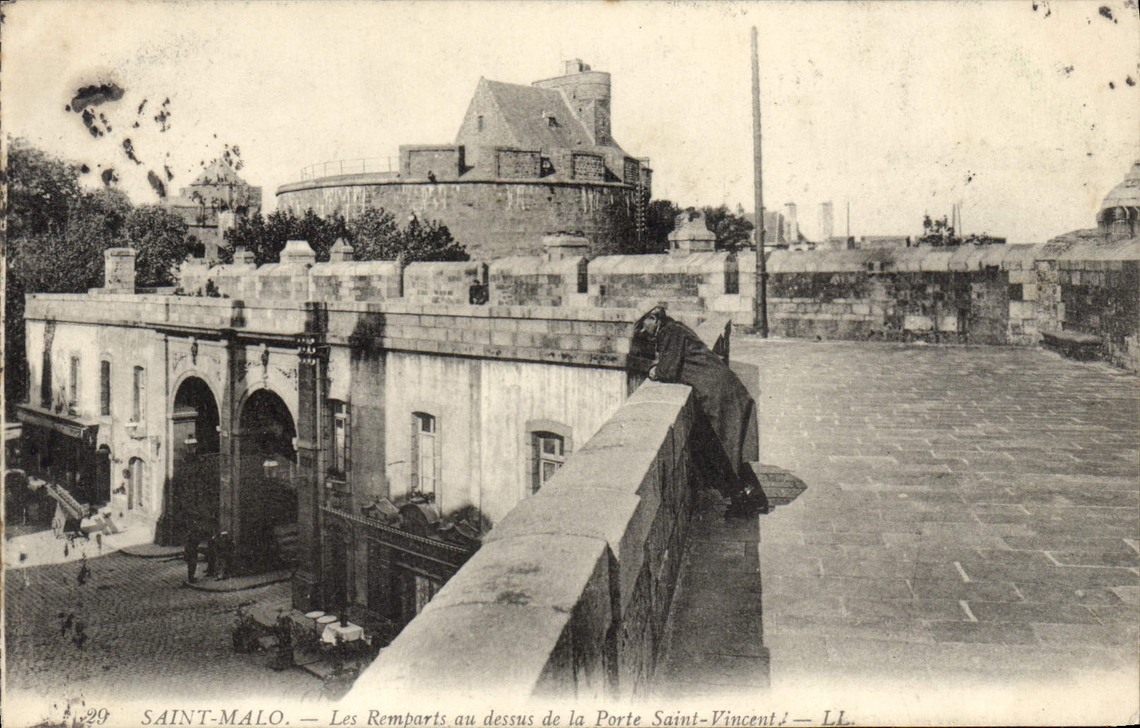 CPA Saint Malo Les Remparts au Dessus de la Porte Saint Vincent