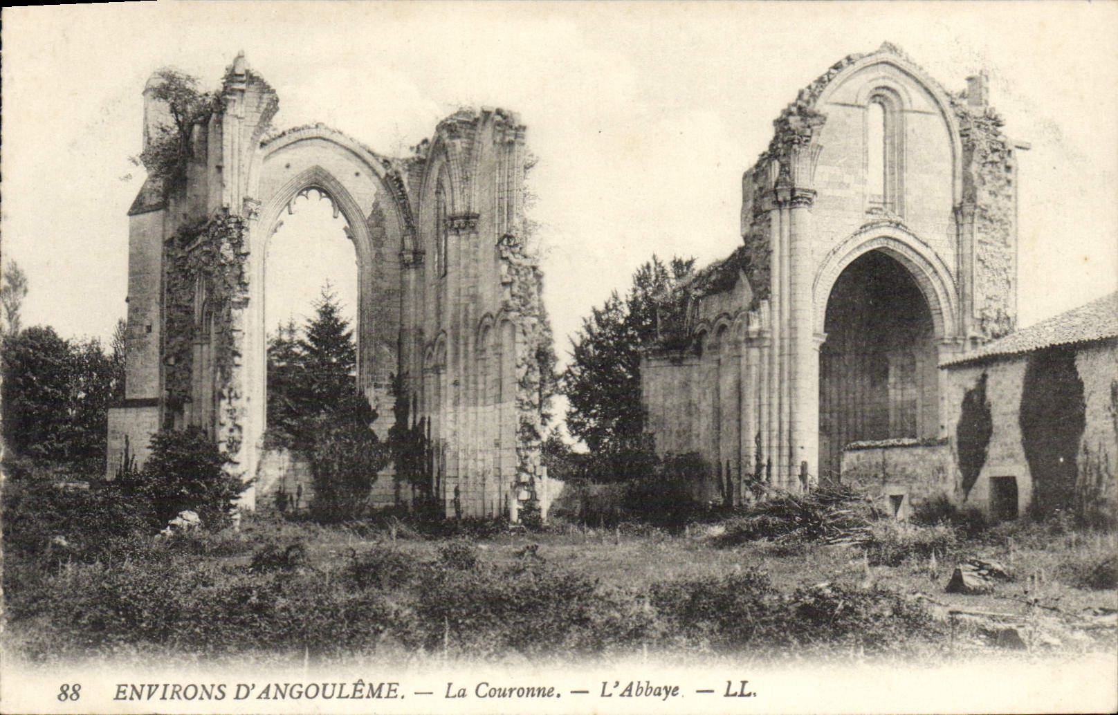 CPA Environs D'Angouleme La Couronne L'abbaye 