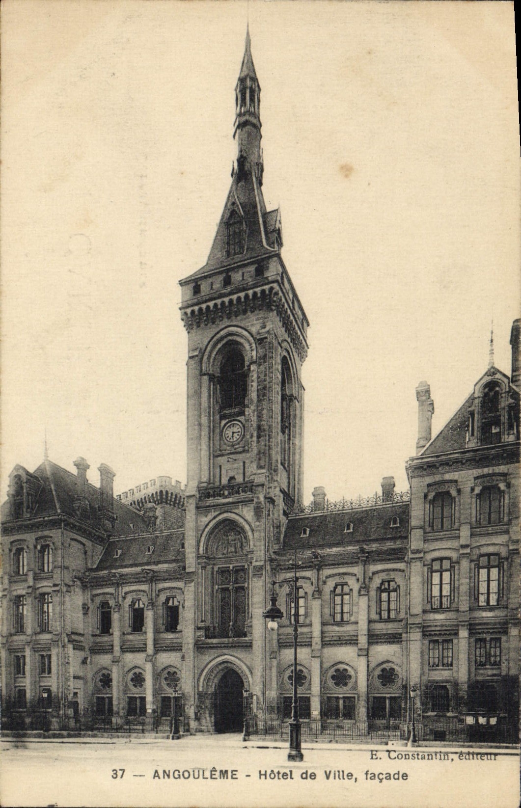 Ataque frontal del ayuntamiento de Angulema de la POSTAL de la VENDIMIA