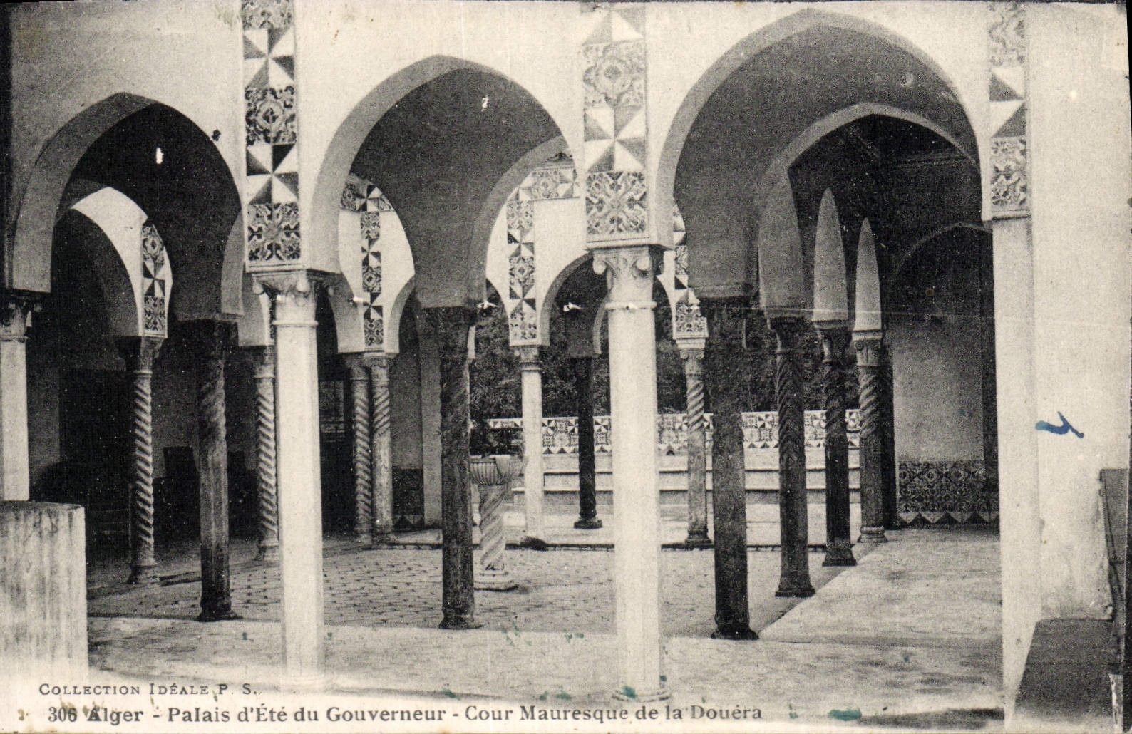 CPA Alger Palais d'Ete du Gouverneur Cour Mauresque de la Douera
