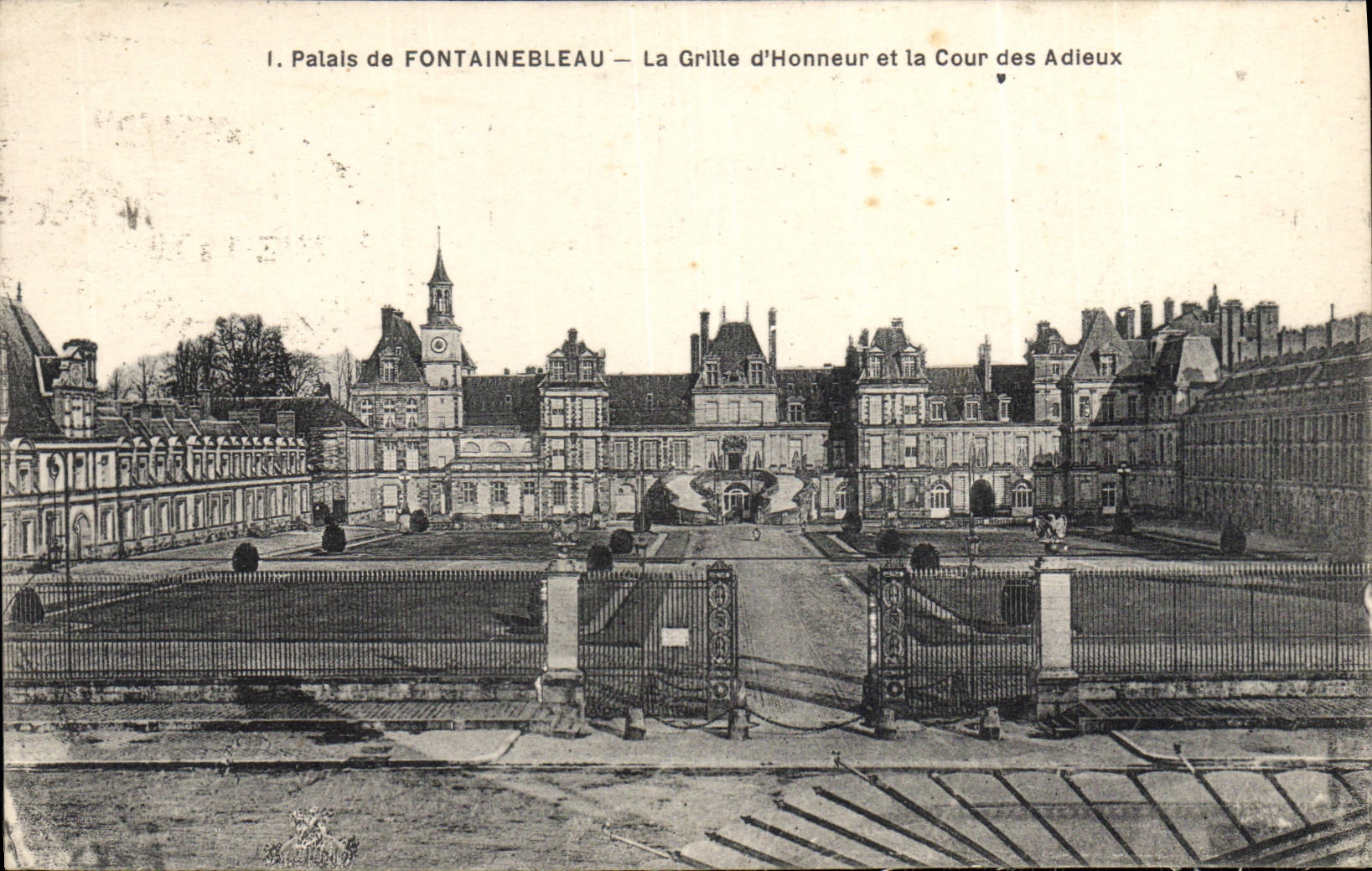 CPA Palais de Fontainebleau La Grille d'Honneur et la Cour des Adieux
