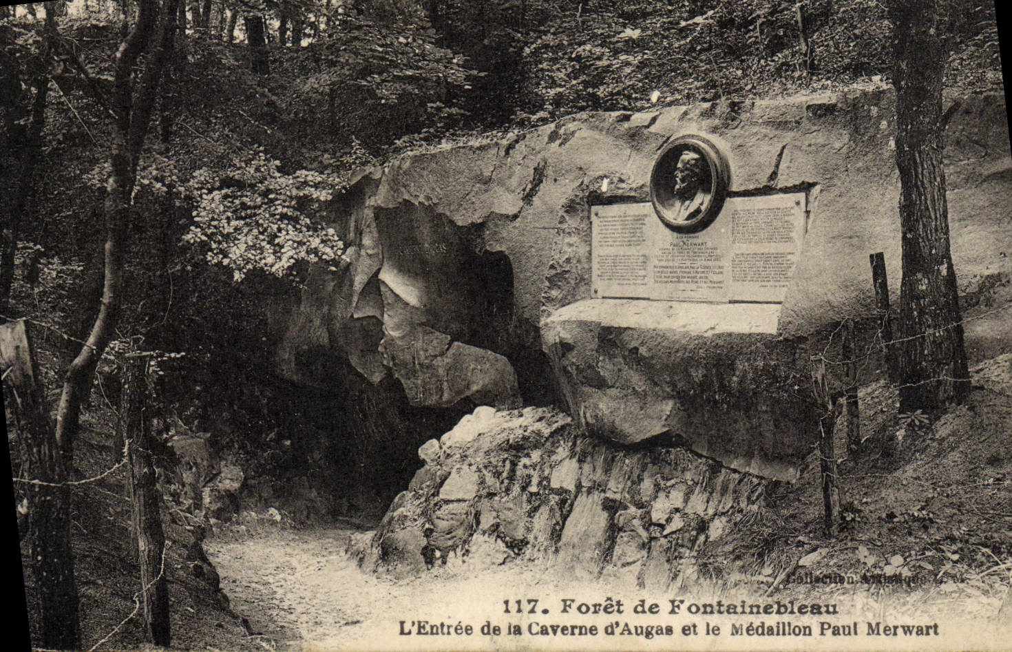 CPA Foret de Fontainebleau L'Entree de la Caverne d'Augas et le medaillon Paul Merwart