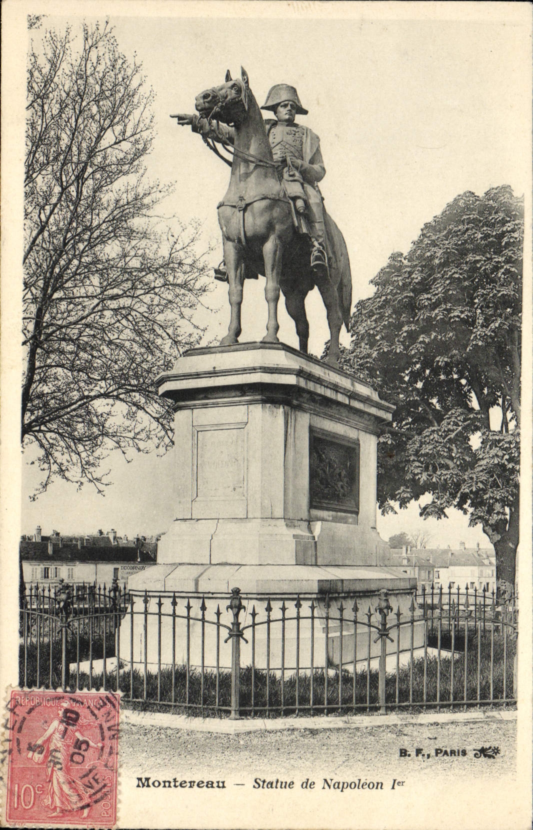 CPA Montereau Statue de Napoleon 1er