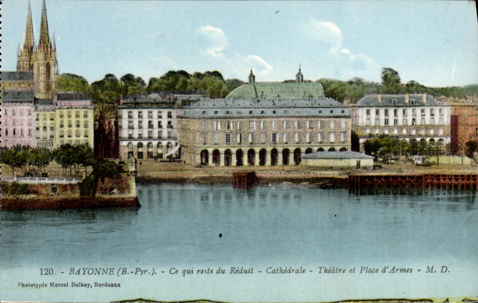 CPA Bayonne Ce qui reste du reduit Cathedrale Theatre et Place d'Armes
