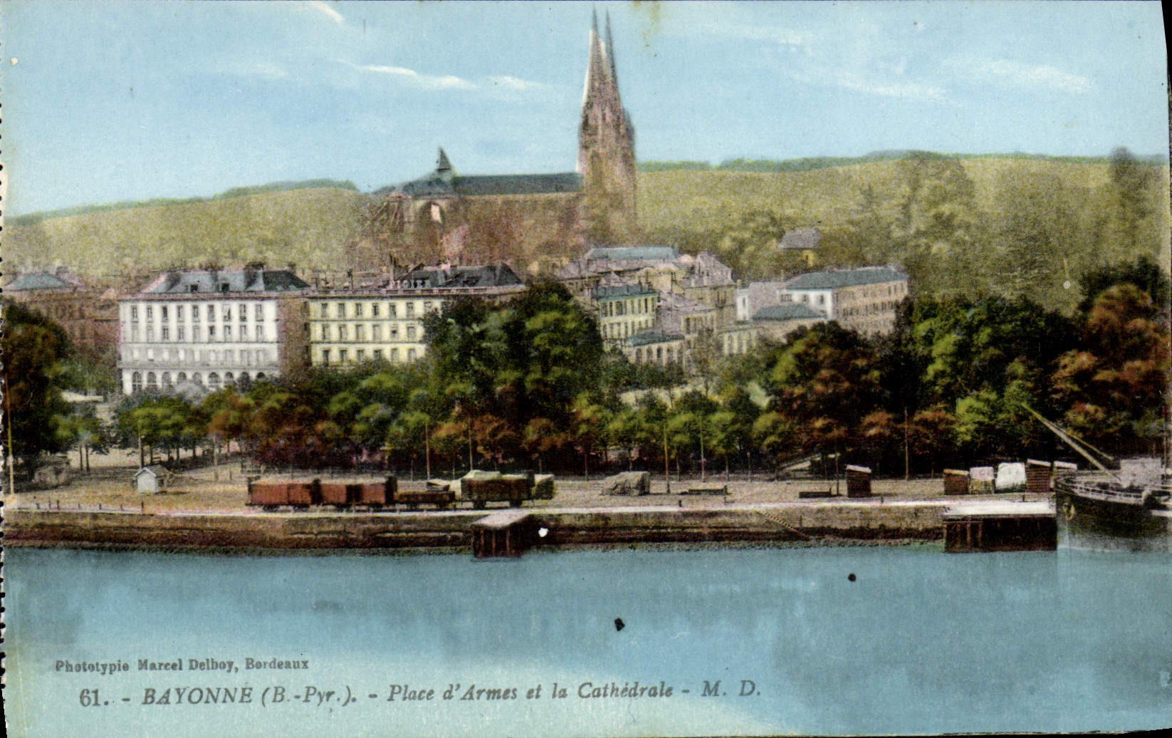 VINTAGE POSTCARD Bayonne Places of weapons and the cathedral