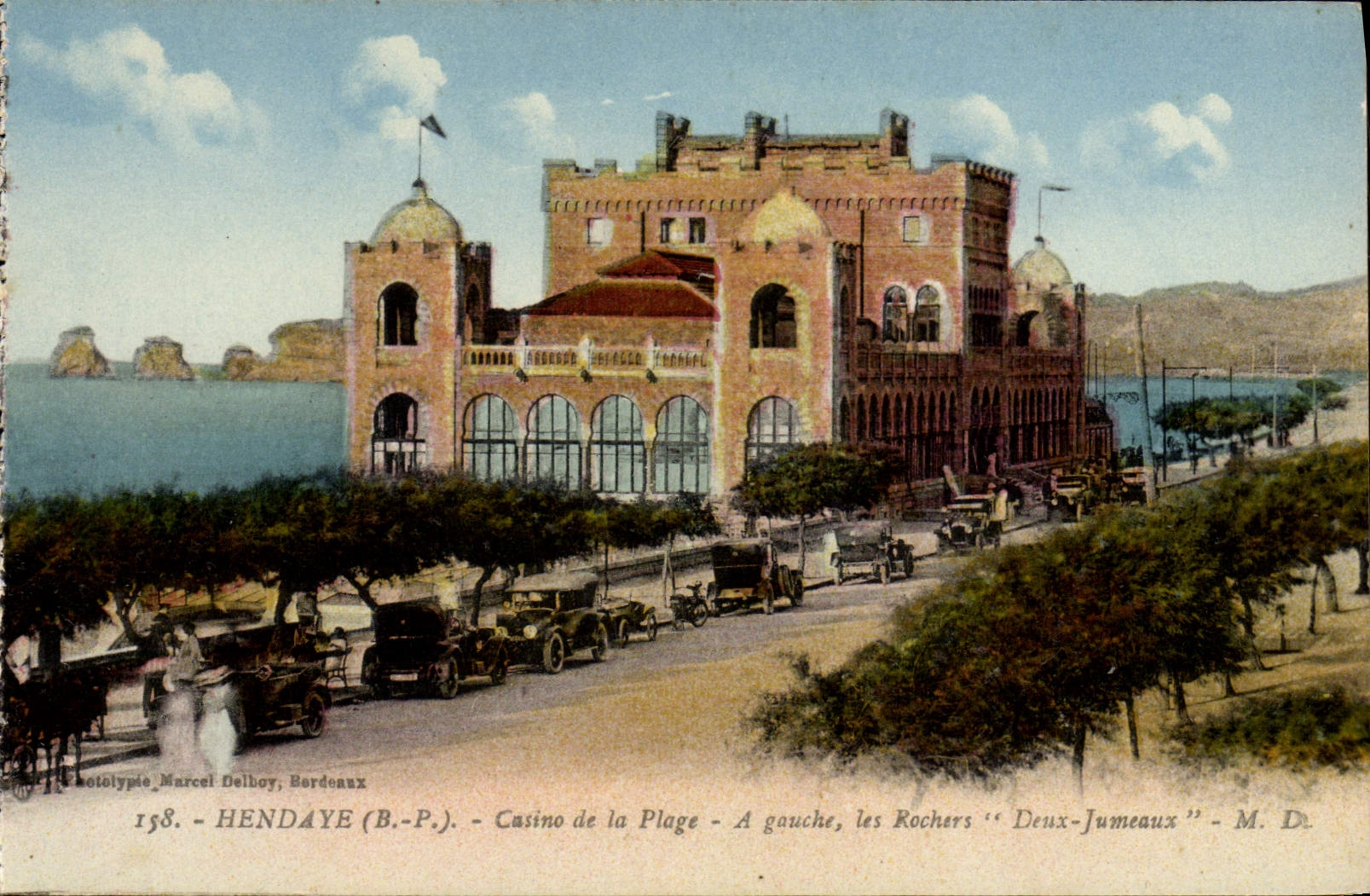 CPA Hendaye Casino de la Plage A gauche Les rochers Deux Jumeaux