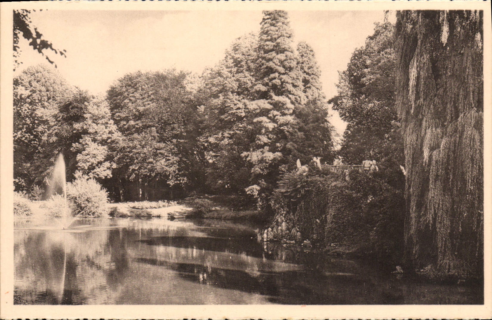 VINTAGE POSTCARD Namur the Park Marie Louise