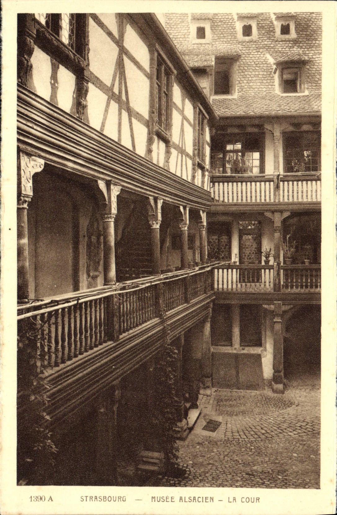 Corte Alsatian del museo de Estrasburgo de la POSTAL de la VENDIMIA