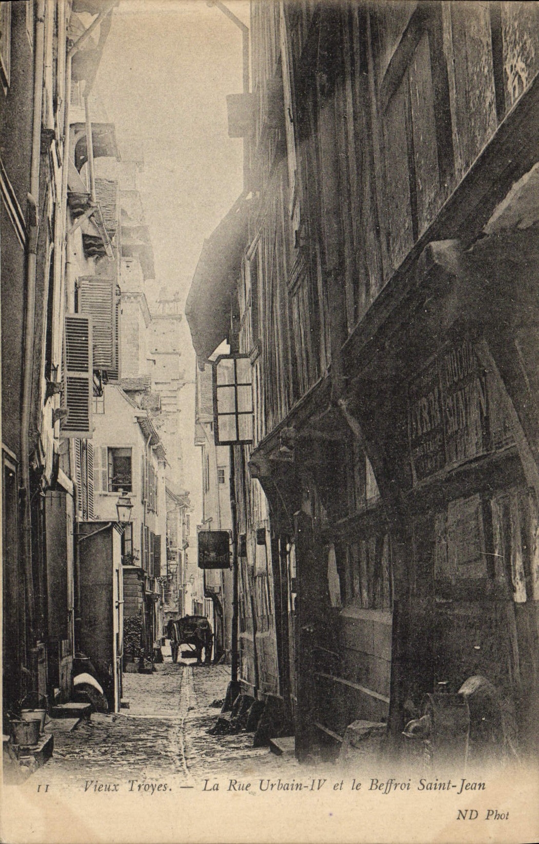 CPA Vieux Troyes La rue Urbain IV et le beffroi Saint Jean