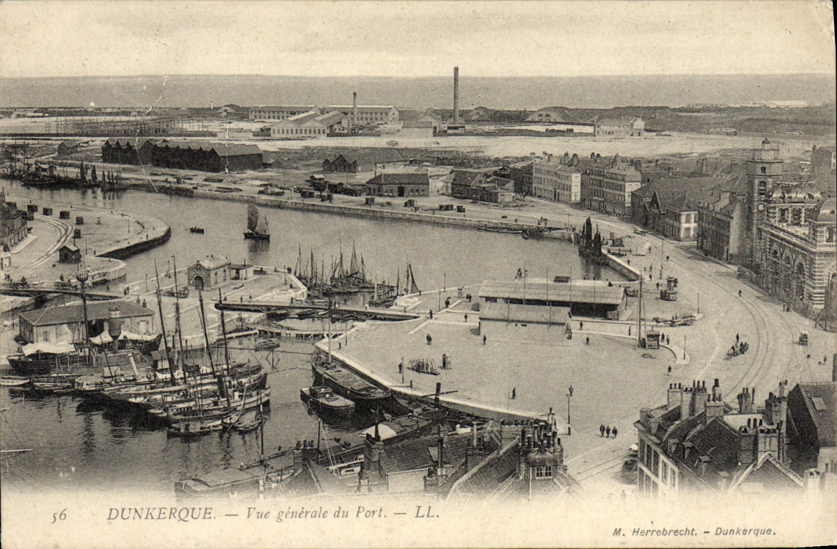 CPA Dunkerque Vue Generale du Port Bateaux