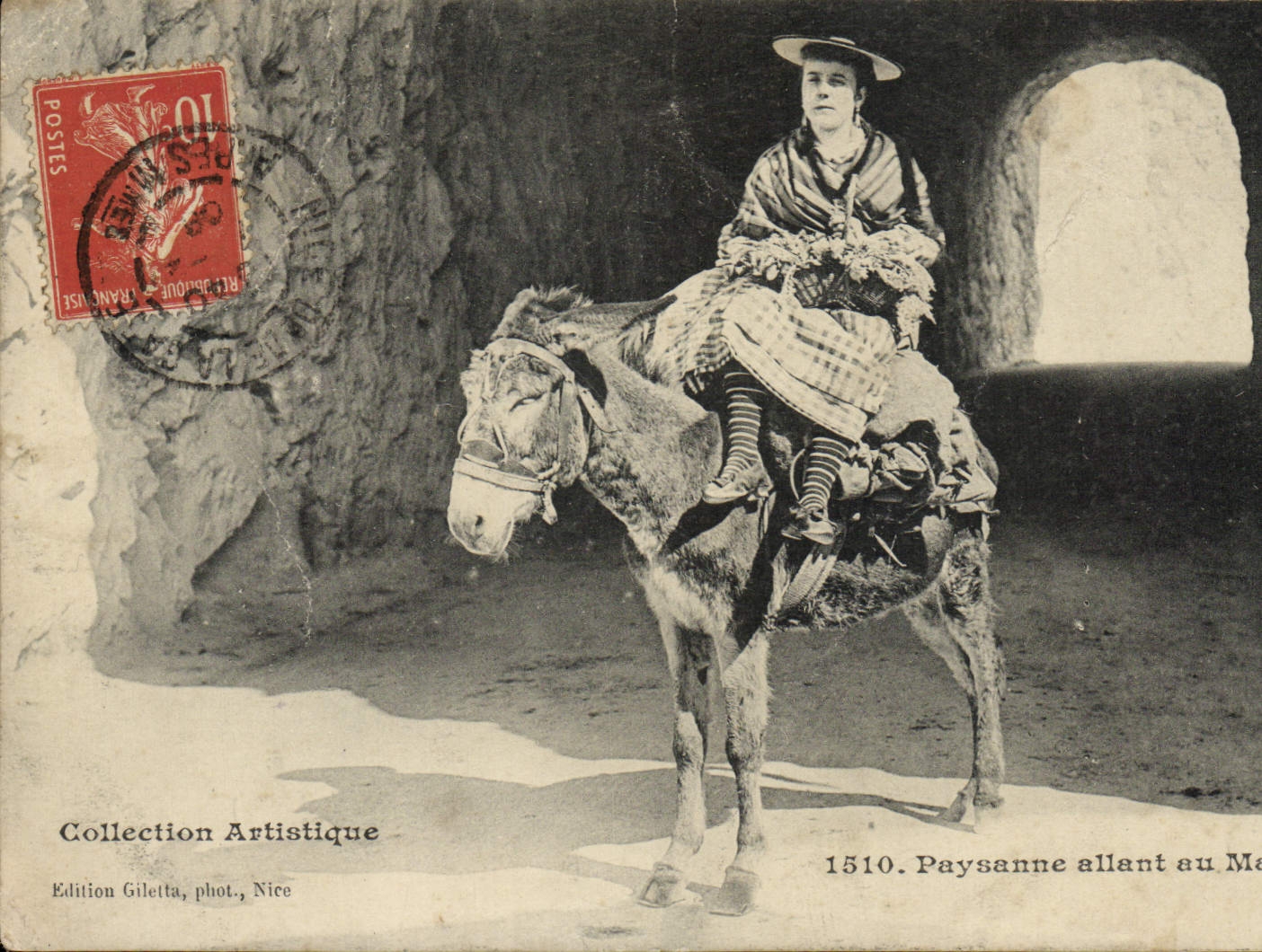 Campesino de la POSTAL de la VENDIMIA que va al folklore de la mula del asno del mercado