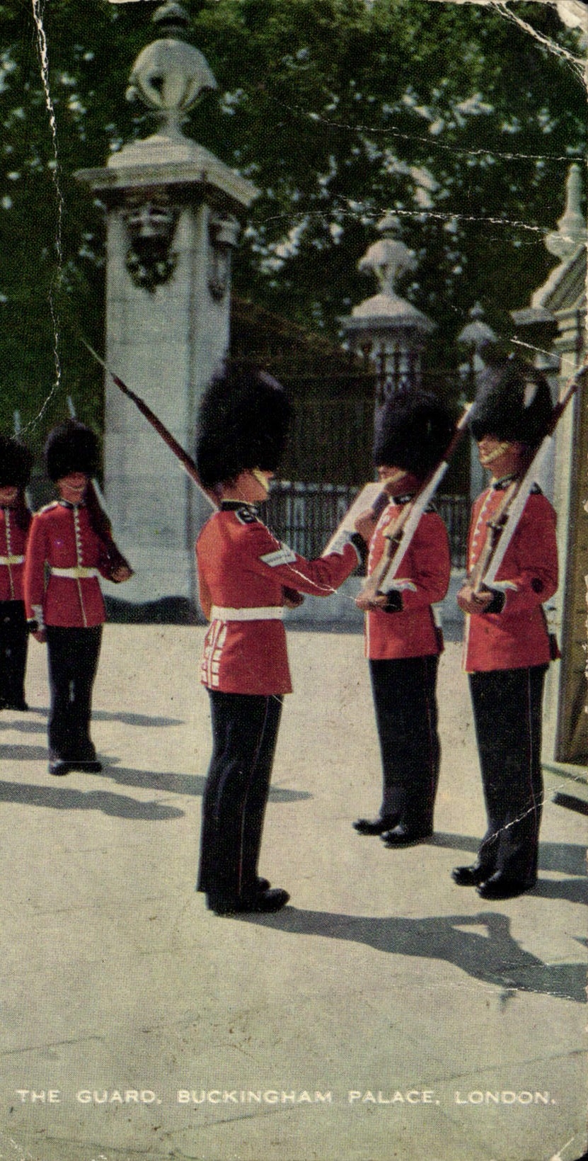 POSTAL Londres de la VENDIMIA el Buckingham Palace de Militaria del protector