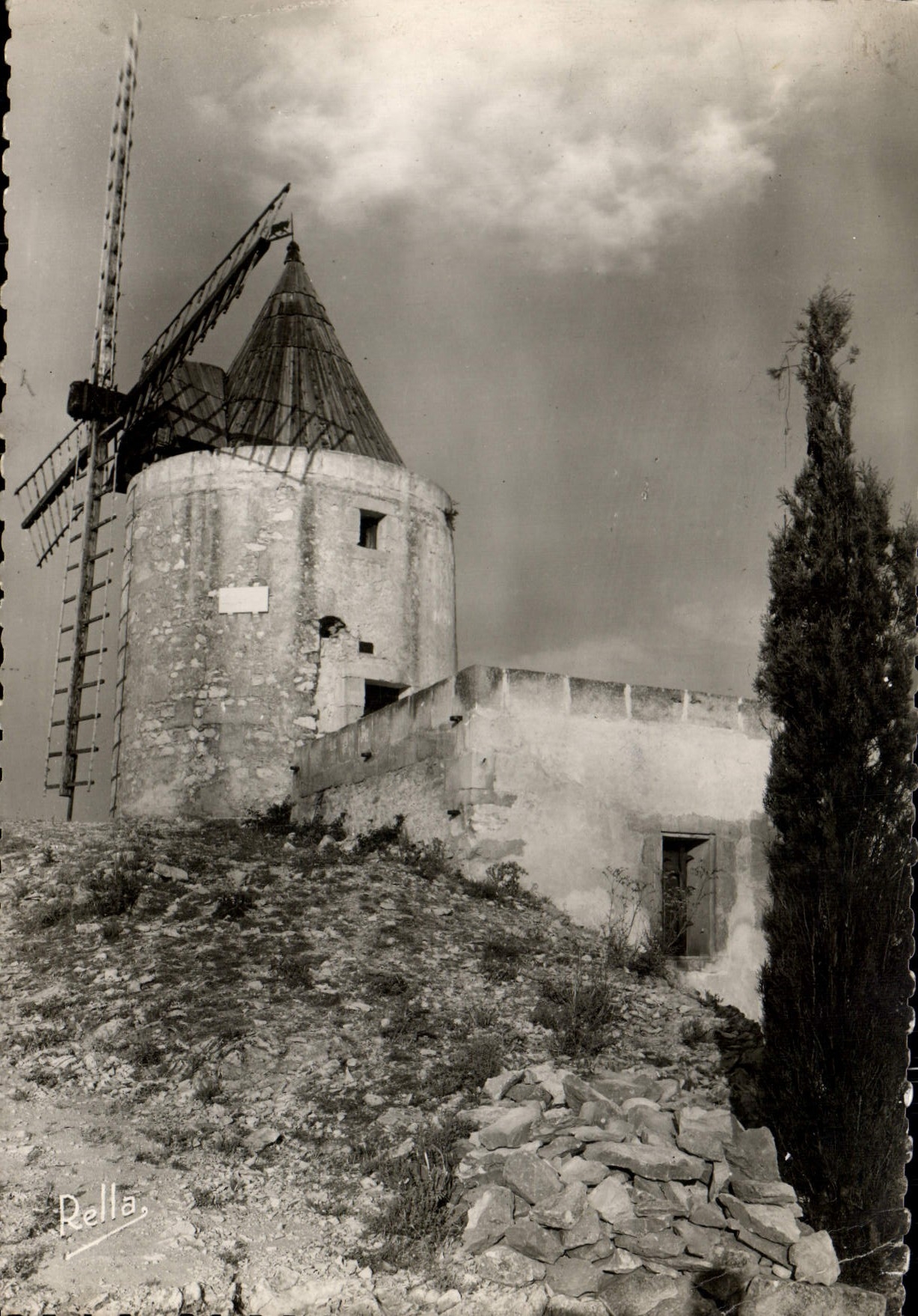 CPM Fontvielle Le Moulin de Daudet 
