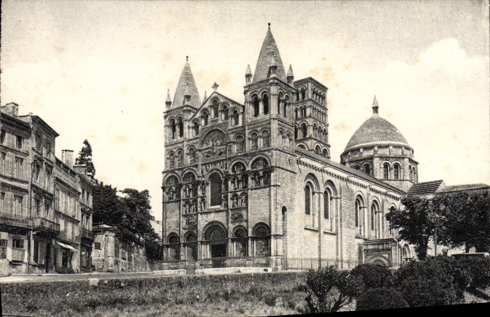 VINTAGE POSTCARD Angouleme Cathedral St Pierre