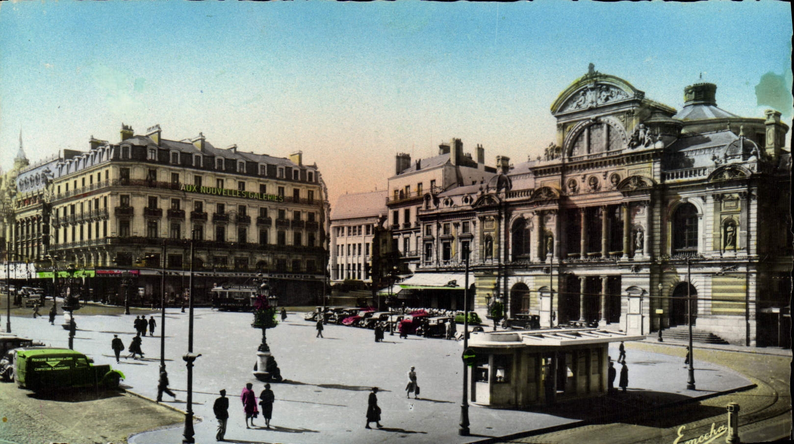 POSTAL MODERNA encoleriza el lugar de la reunión y del teatro