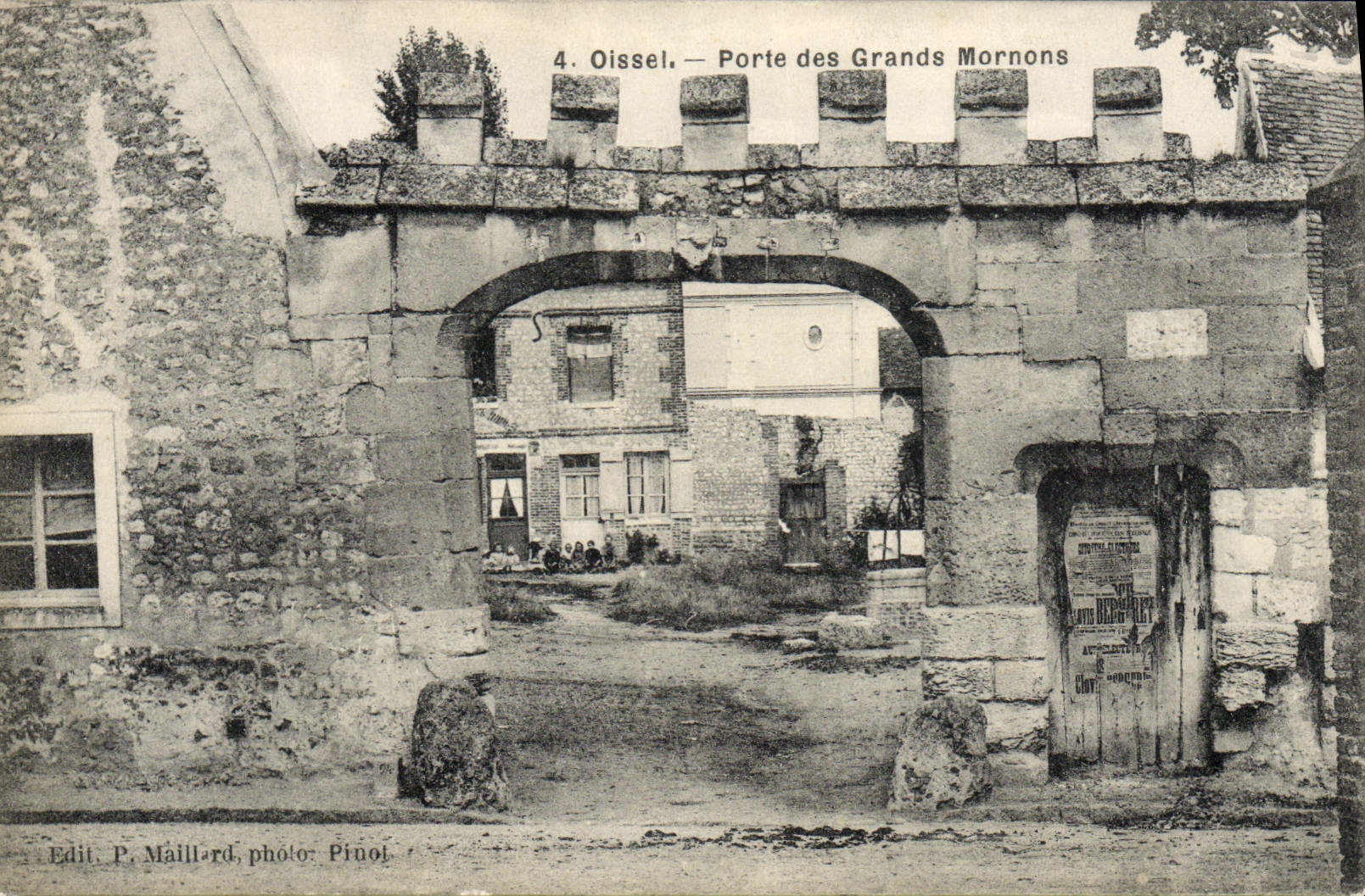 VINTAGE POSTCARD Oissel Carries Large Mornons