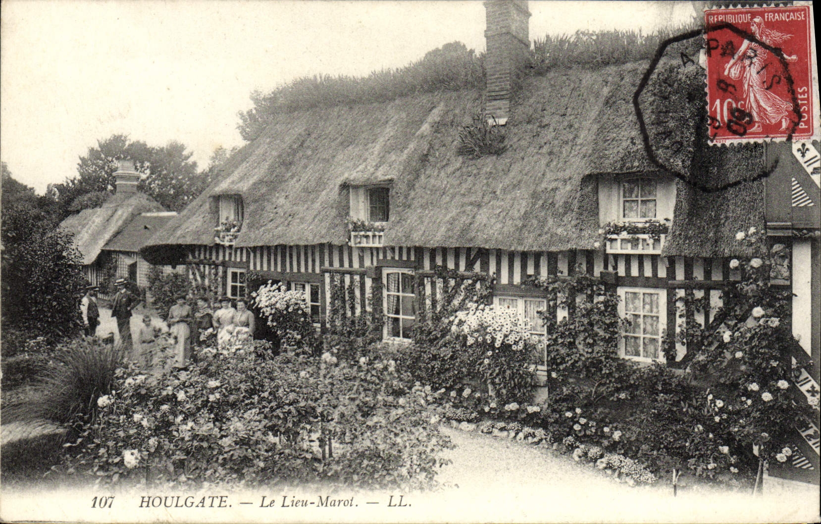 VINTAGE POSTCARD Houlgate the Marot Place