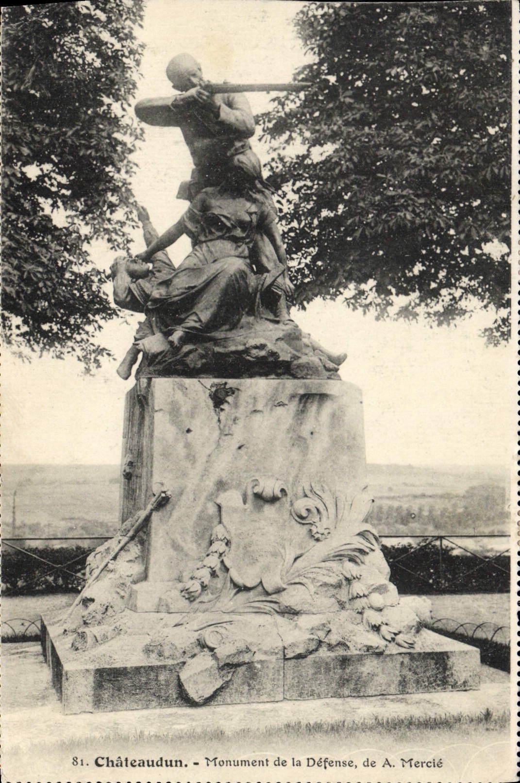CPA Chateaudun Monument De La Defense