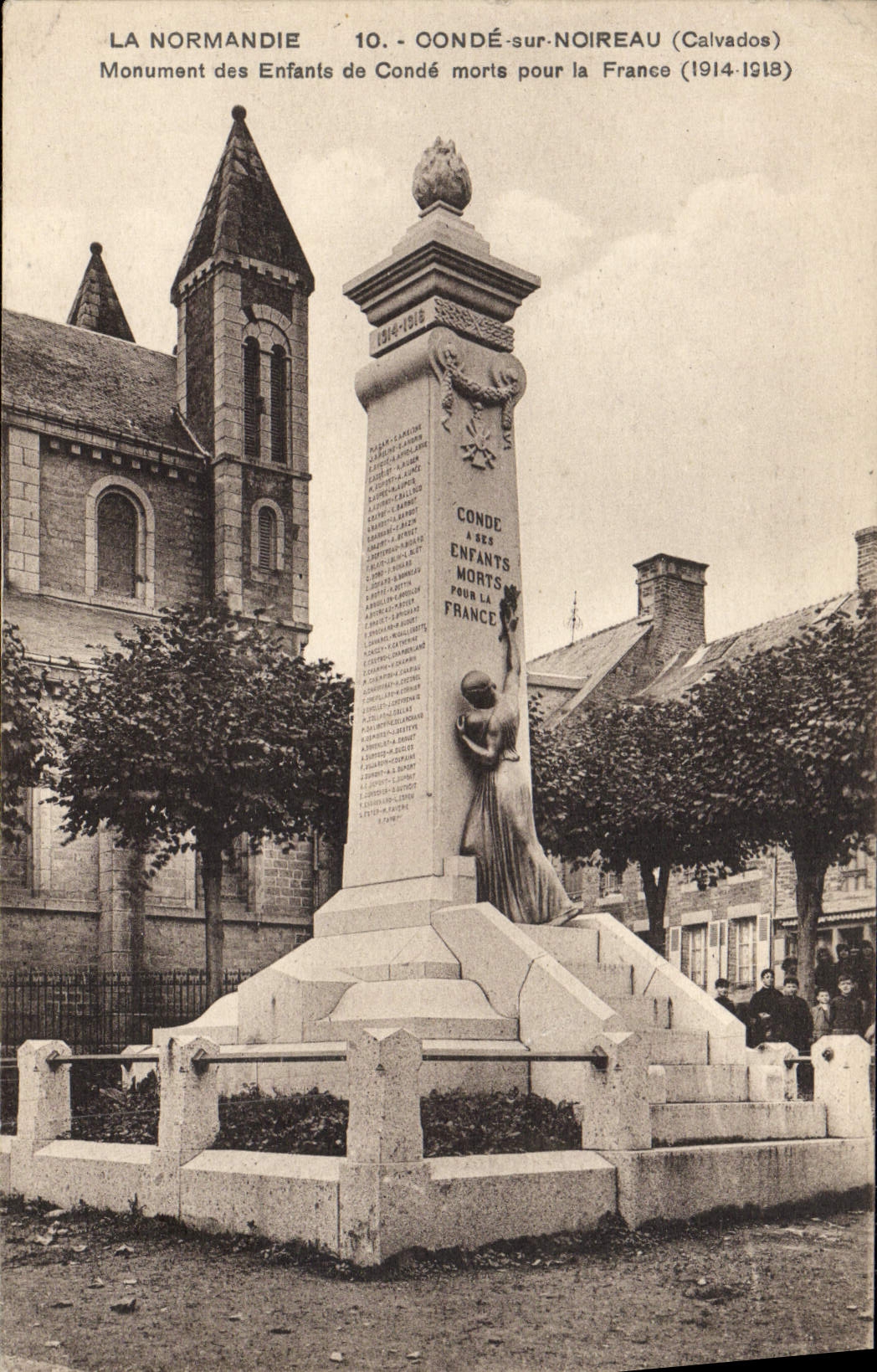 El poli de Normandía de la POSTAL de la VENDIMIA en el monumento de Noireau de los niños del poli murió por Militaria Francia