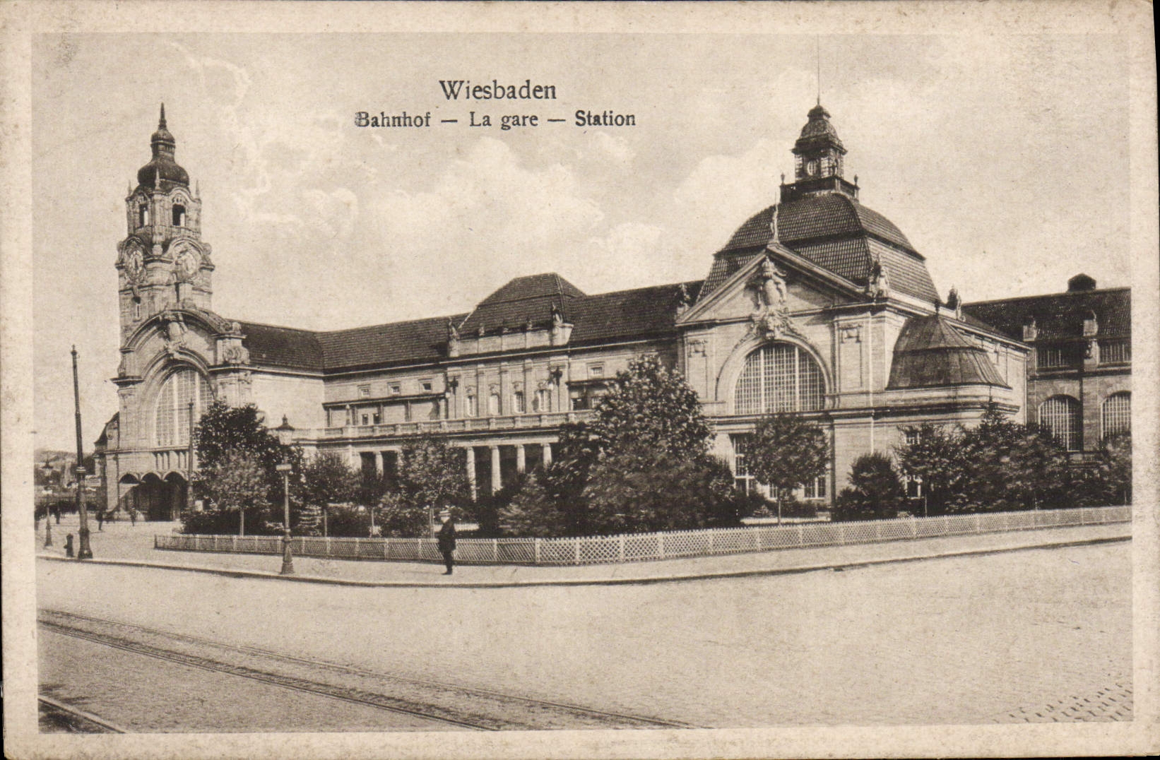 VINTAGE POSTCARD Wiesbaden Bahnhof Train station Station