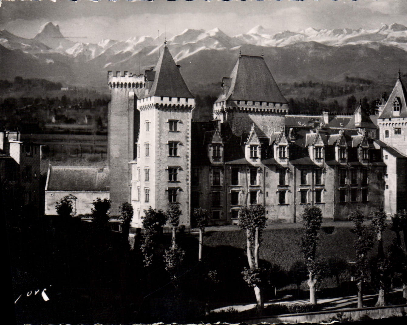 CPM Pau Le Chateau Henri IV et les Pyrenees