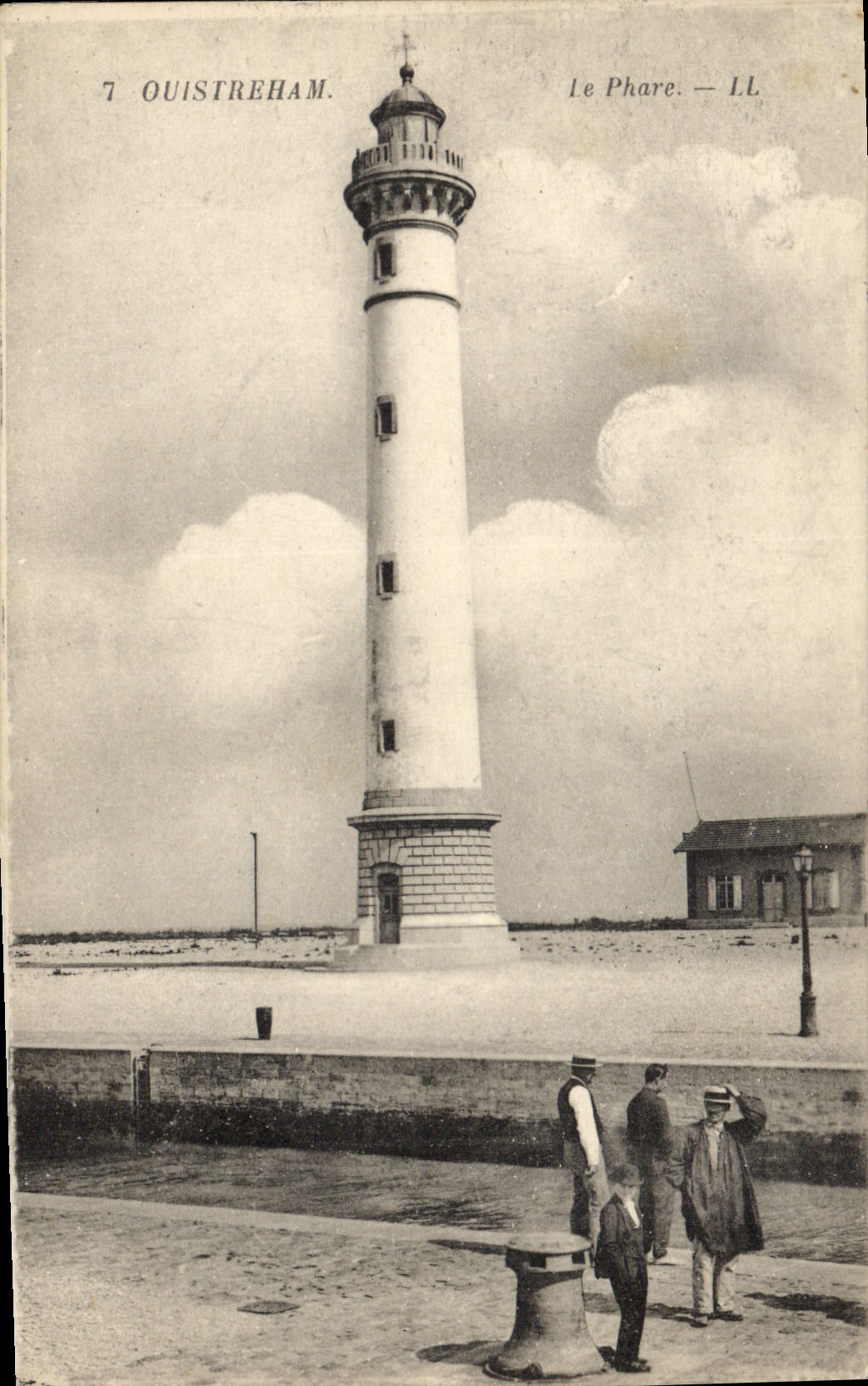 VINTAGE POSTCARD Ouistreham the Lighthouse