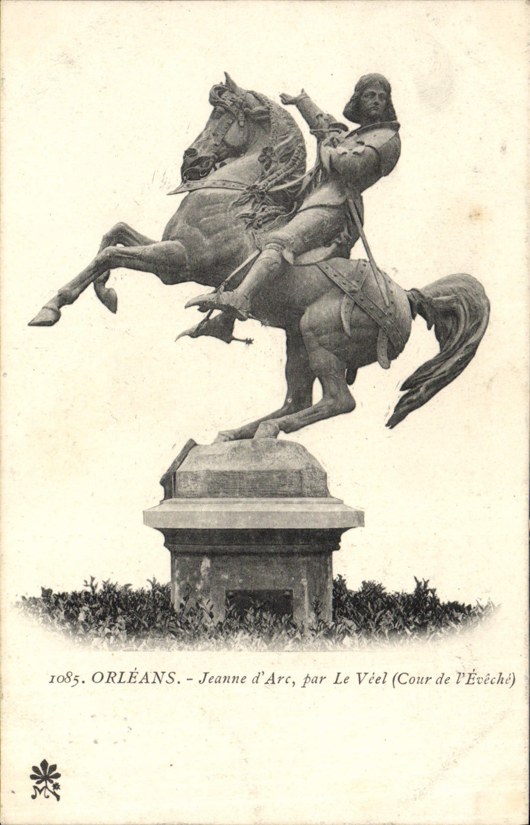 CPA Orleans Jeanne D'Arc Par Le Veel Cour de l'eveche