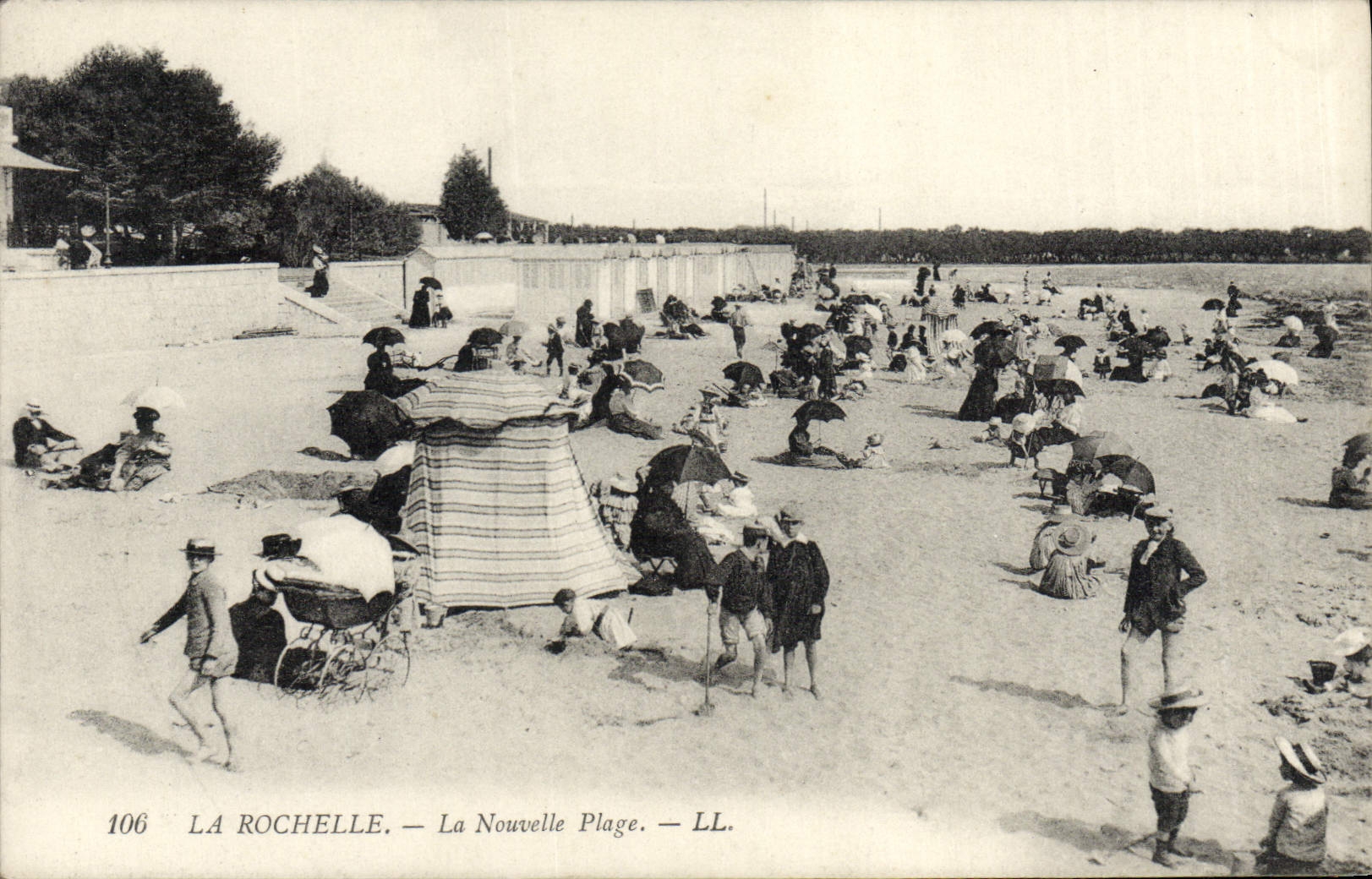 VINTAGE POSTCARD La Rochelle the New Beach