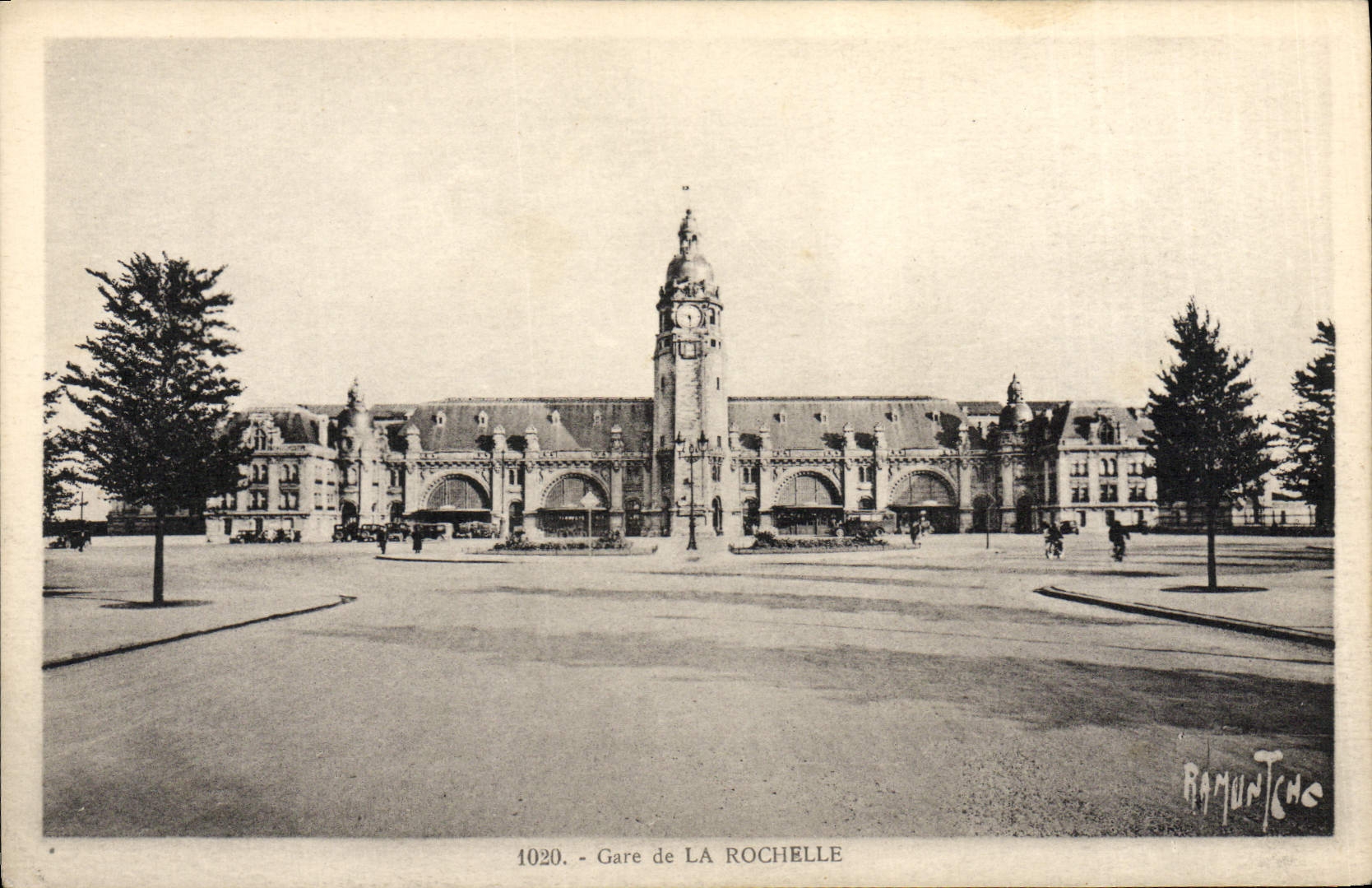 VINTAGE POSTCARD Station Of the La Rochelle
