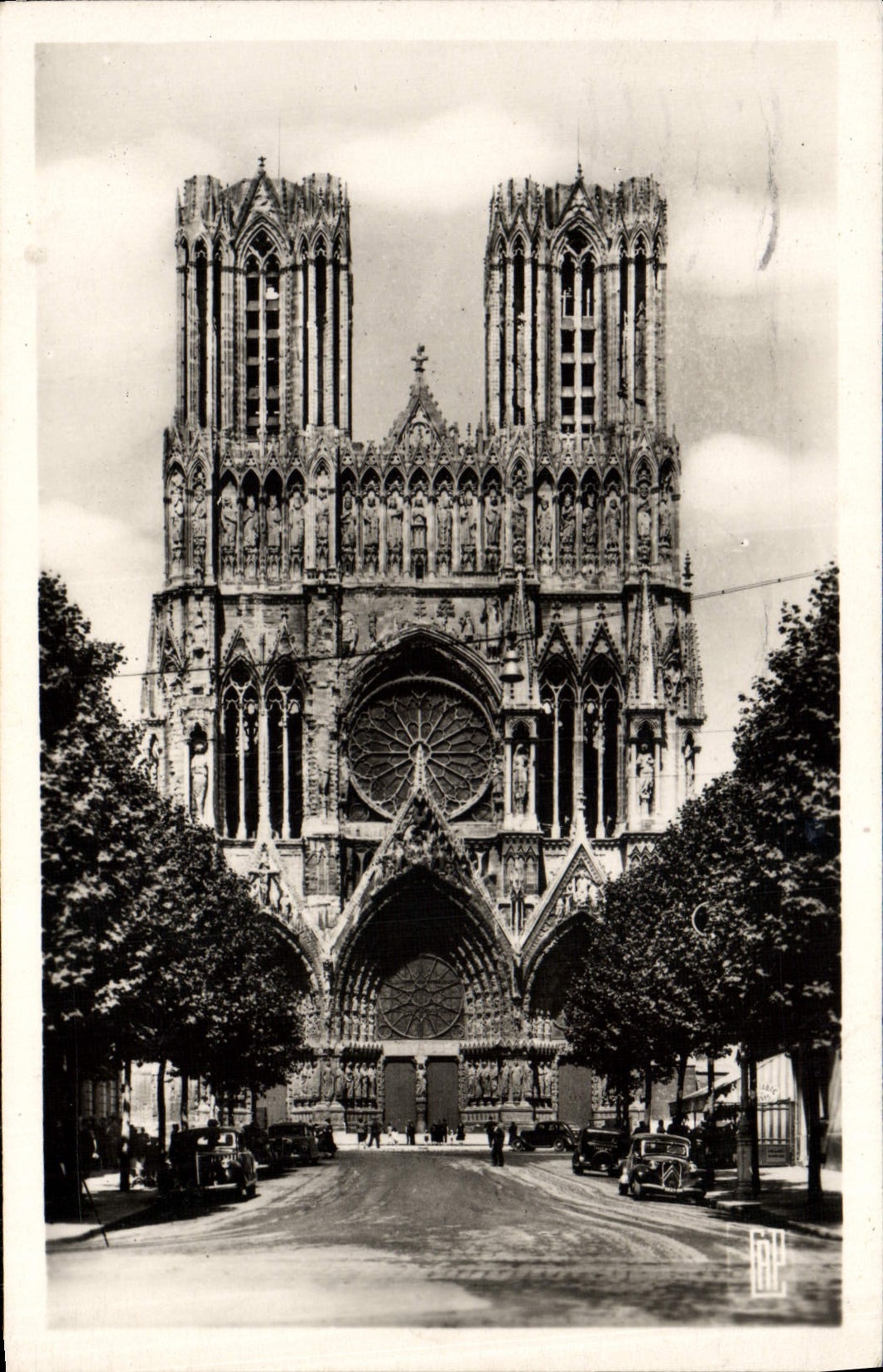 CPM Reims La Facade De La Cathedrale