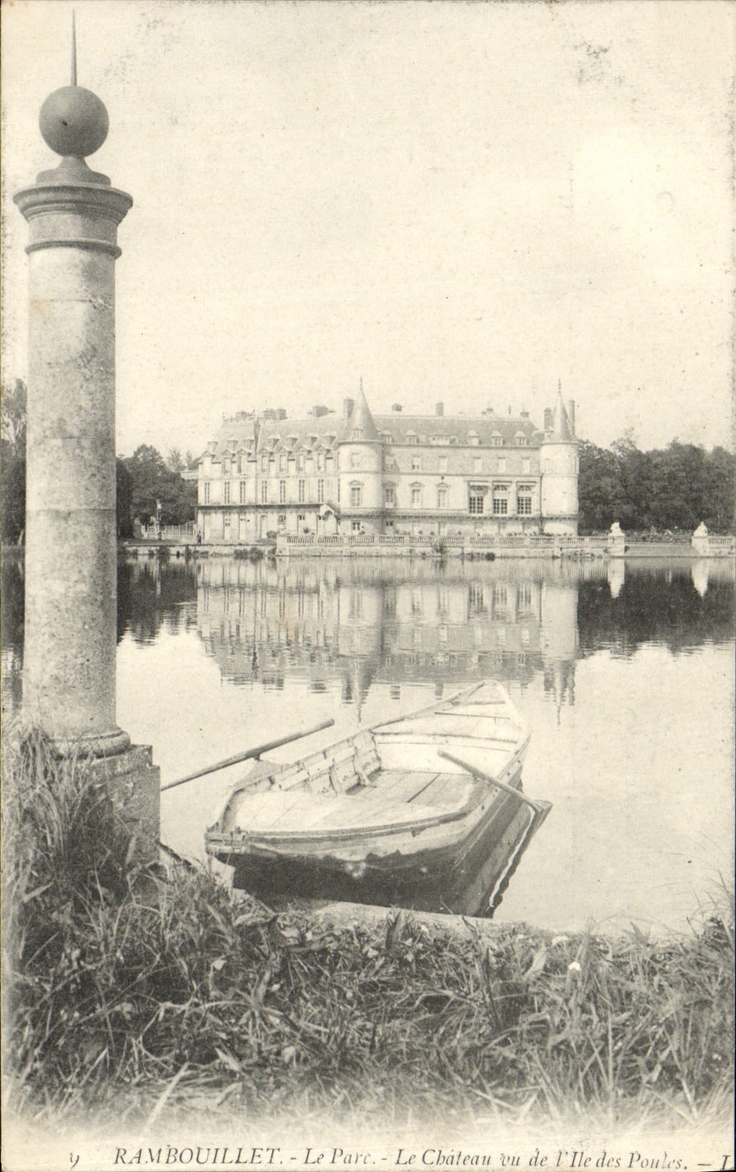 CPA Rambouilet Le Parc Le Chateau vu de l'Ile des Poules