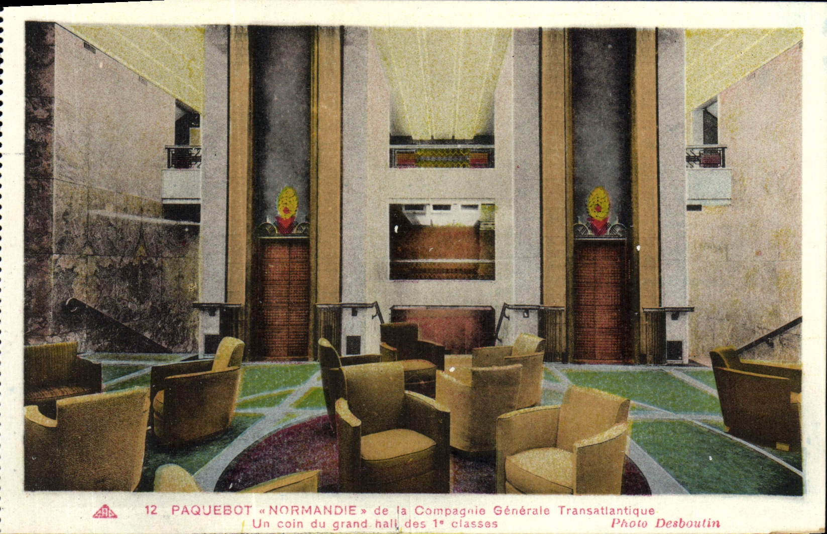 CPA Paquebot Normandie de la Compagnie Generale Transatlantique Un coin du grand hall des 1ere classes