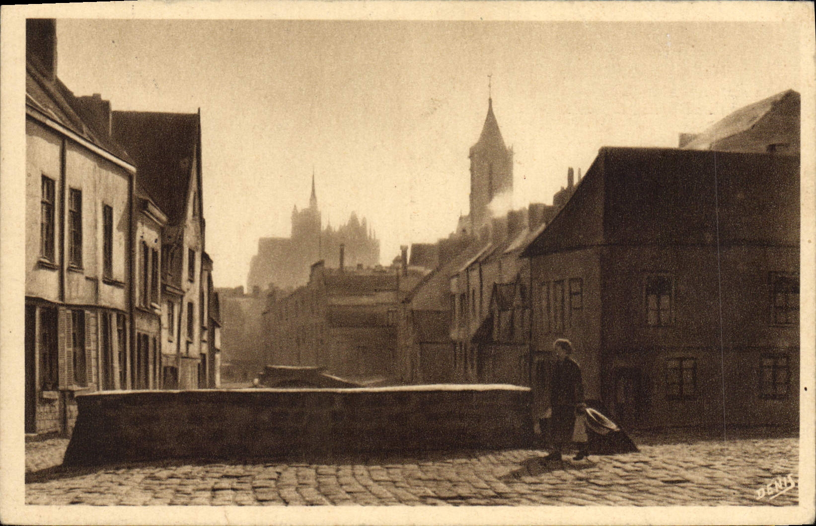 CPA Amiens Rue Haute des Tanneurs Au second plan Le clocher penche La cathedrale