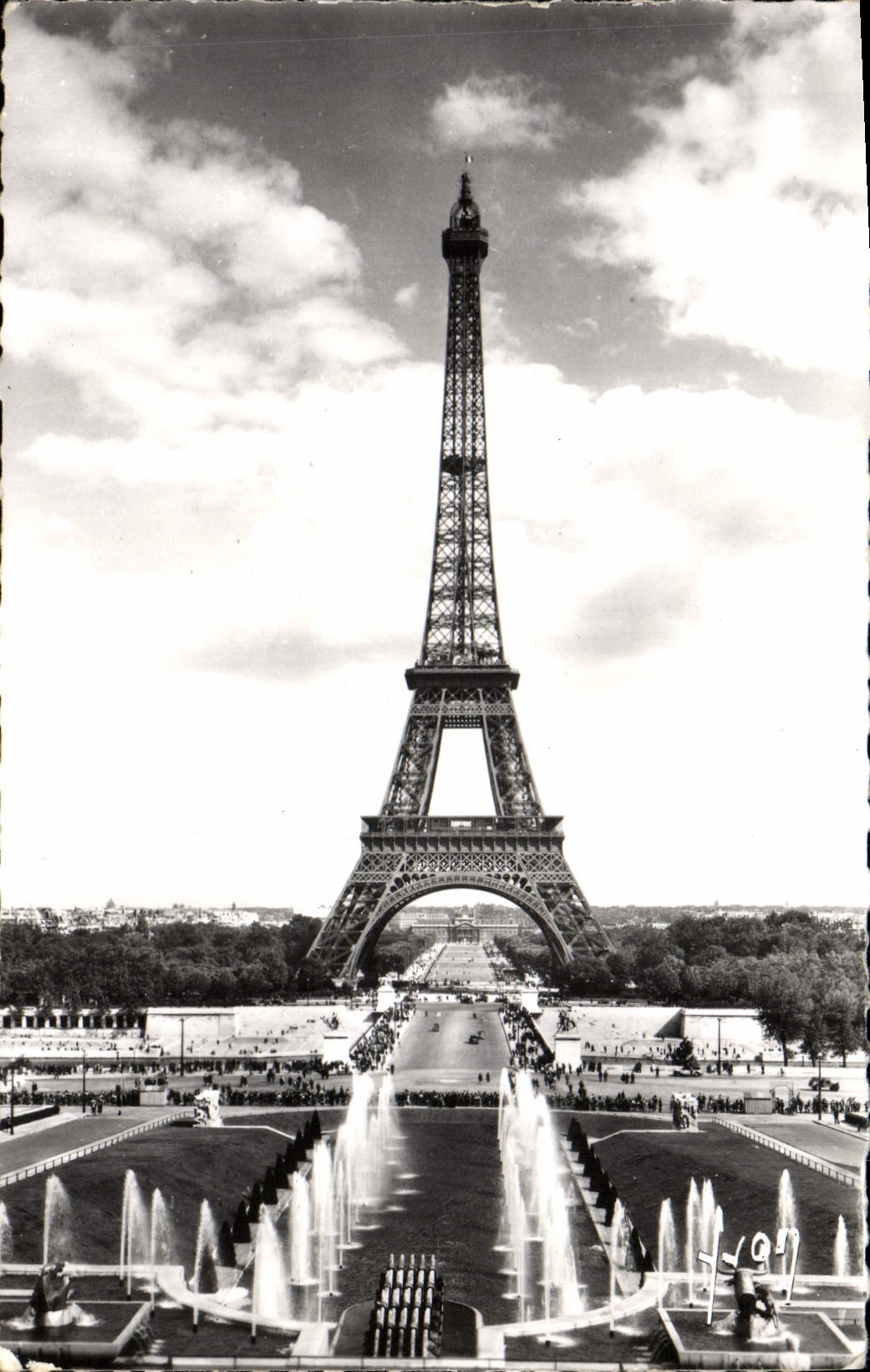 CPM Paris La Tour Eiffel
