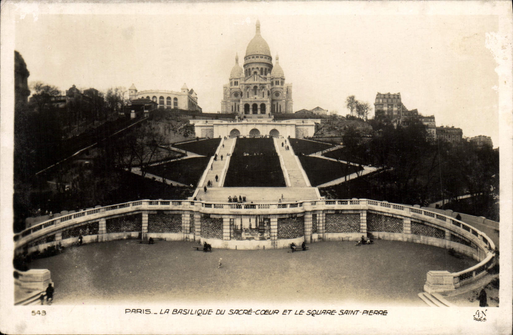 CPA Paris La Basilique Du Sacre Coeur Et Le square Saint Pierre