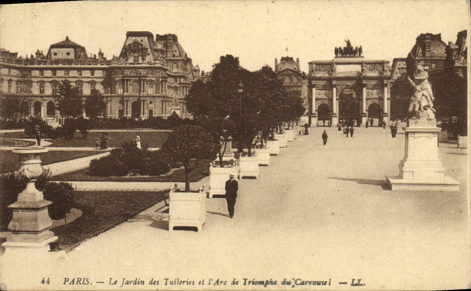 CPA Paris Le Jardin des Tuileries et L'Arc de Triomphe