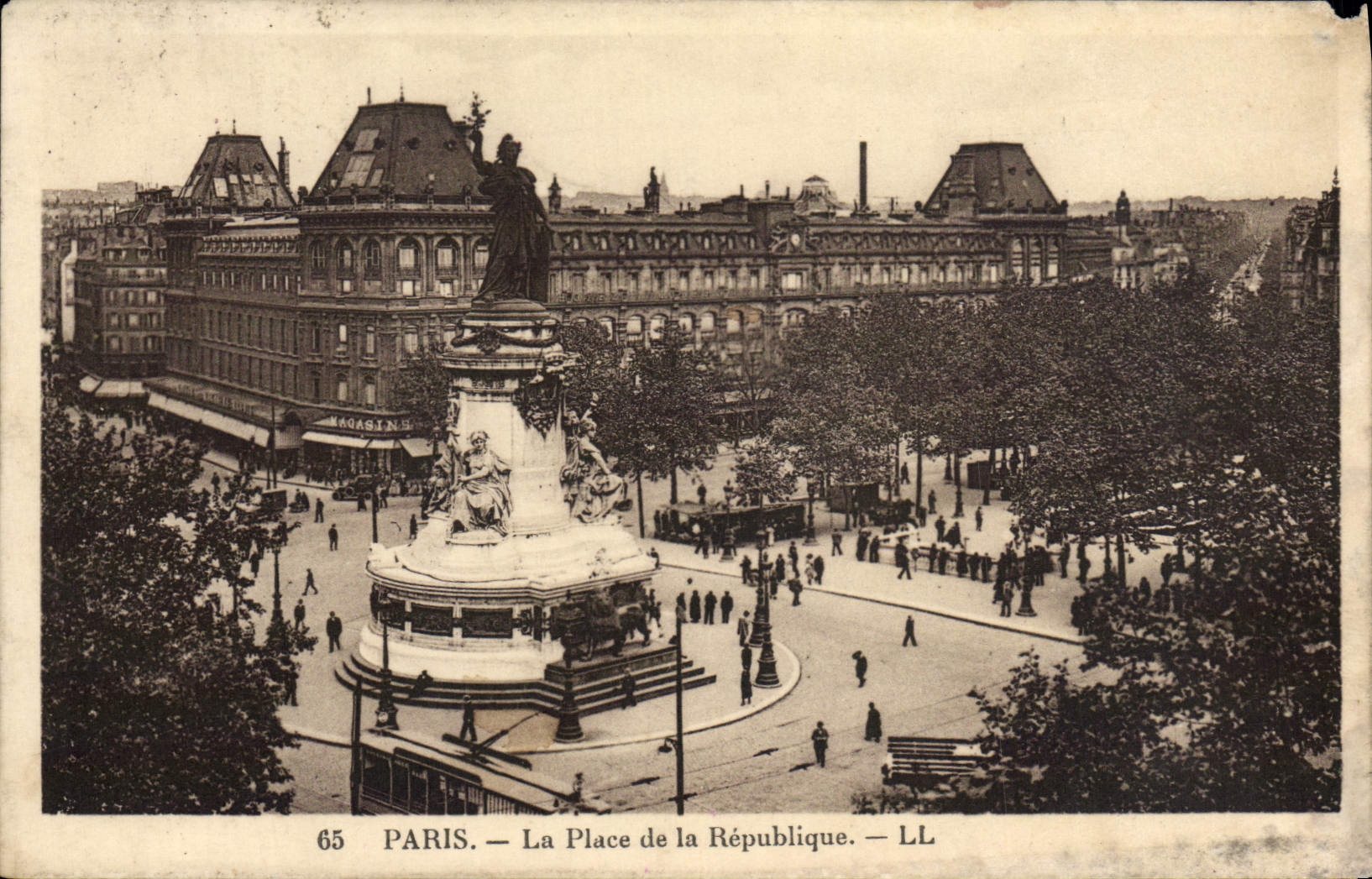 CPA Paris La Place de la Republique