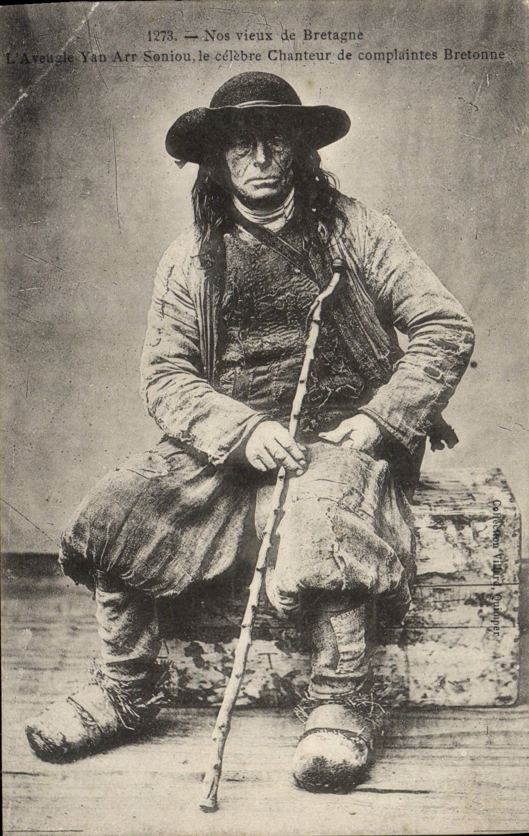 CPA Vieux de Bretagne L'aveugle Yan Arr Soniou le celebre chanteur de complaintes bretonnes