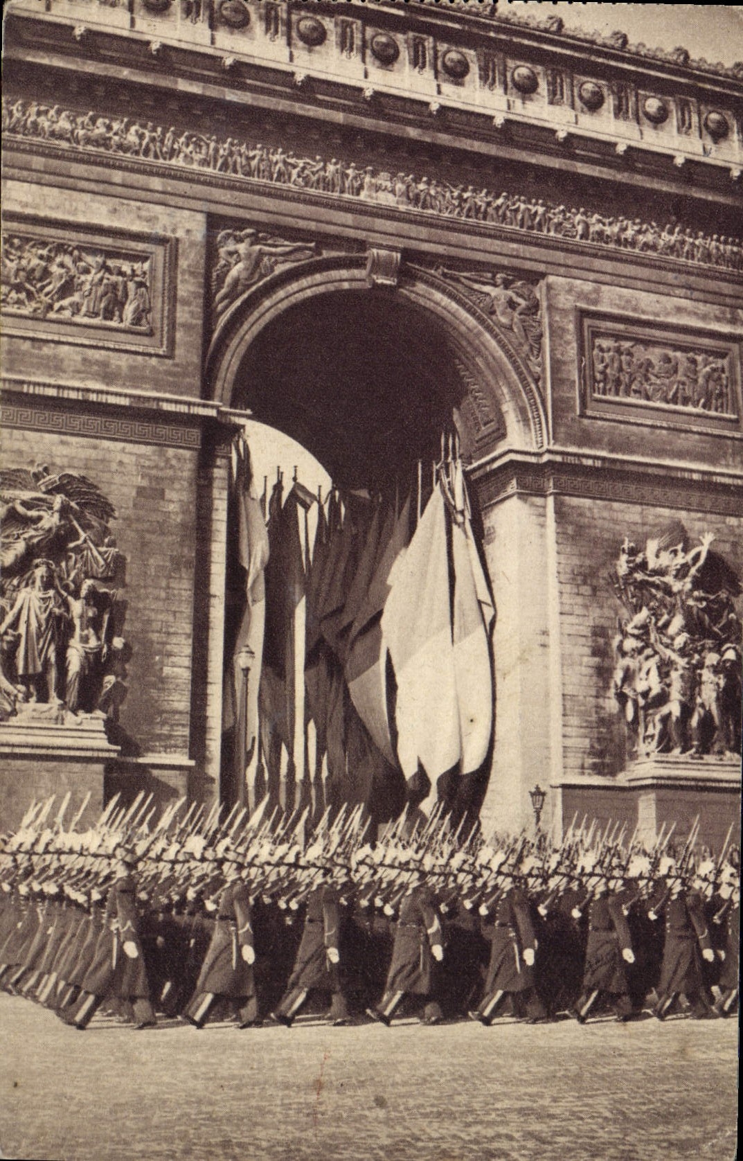 CPA Saint Cyriens Defilant devant Le Soldat inconnu Paris