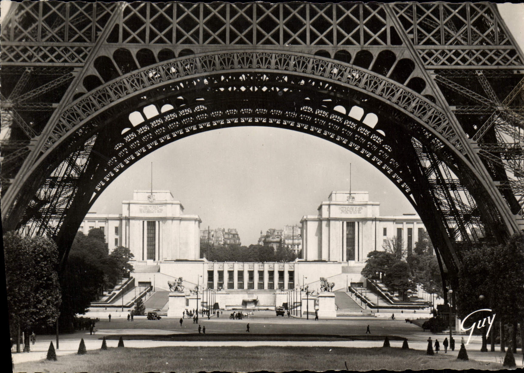 MODERN CARD Paris the Palate of Chaillot seen under the Eiffel Tower