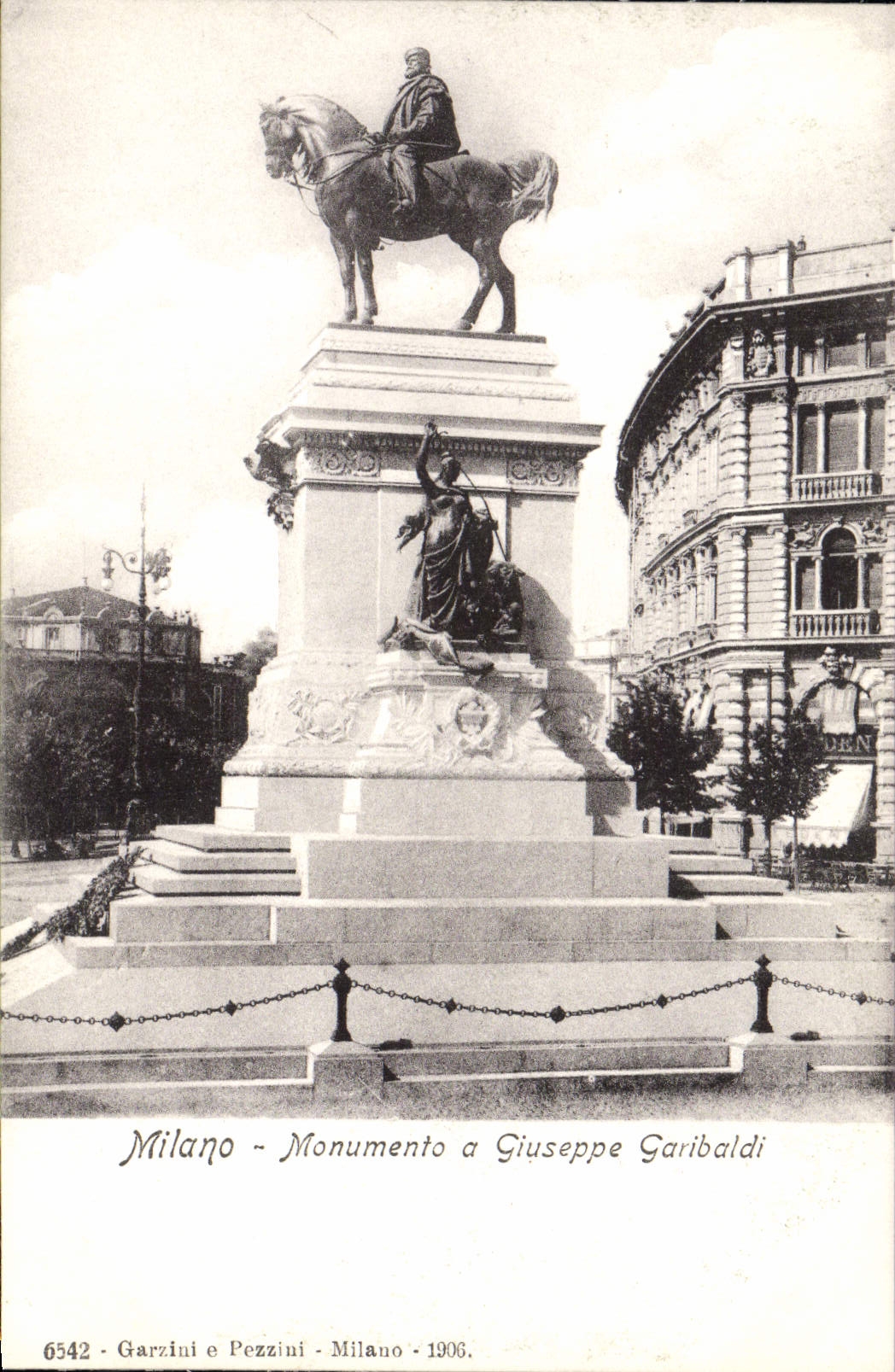 VINTAGE POSTCARD Milano Monumento has giuseppe Garibaldi