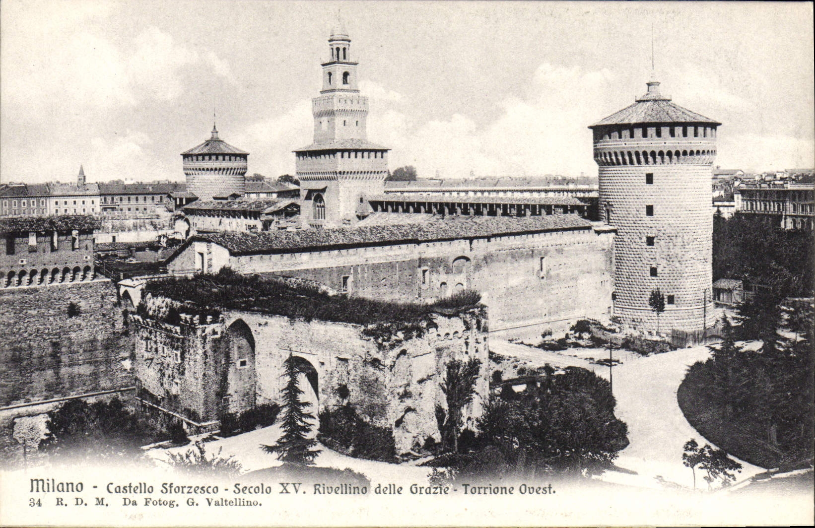 VINTAGE POSTCARD Milon Castello Sforzesca