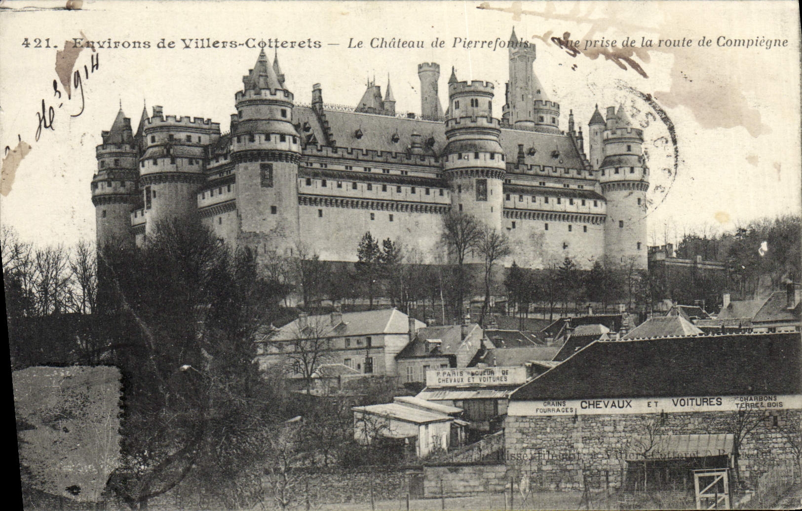 Alrededores de la POSTAL de la VENDIMIA de Villers Cotterets el castillo de Pierrefonds vista del camino de Compiegne