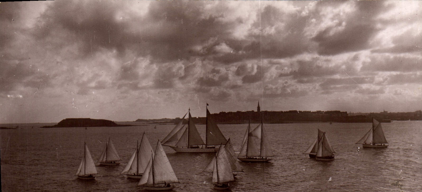 POSTAL MODERNA Regattas de Dinard del club náutico de el rancio