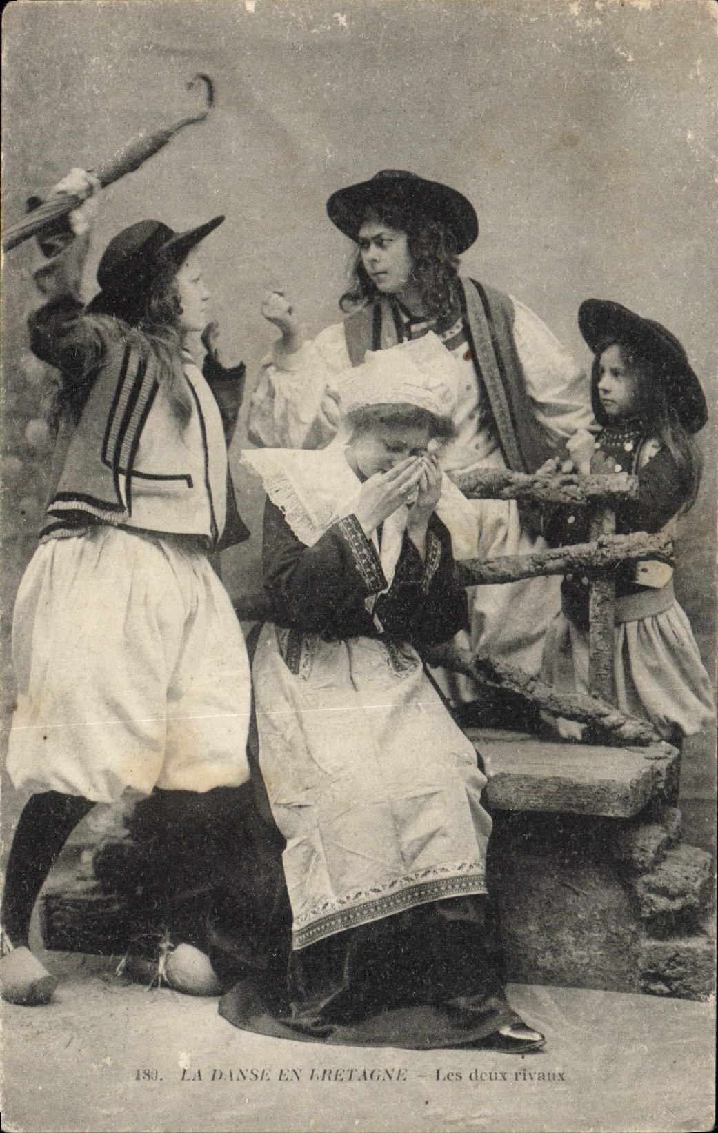 CPA La danse en Bretagne Les deux rivaus Folklore