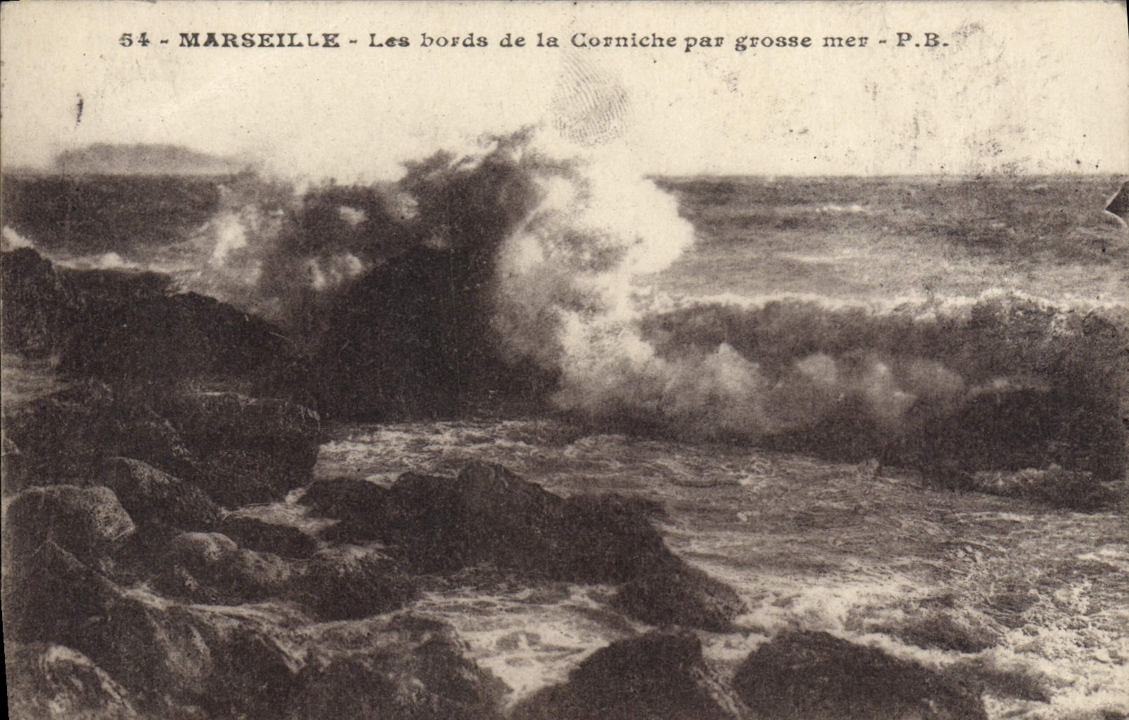 Bordes de Marsella de la POSTAL de la VENDIMIA de la cornisa por el mar pesado