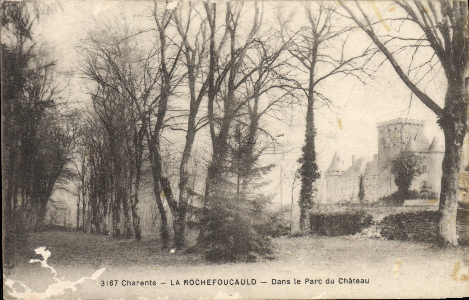 CPA La Rochefoucauld Dans le Parc du Chateau