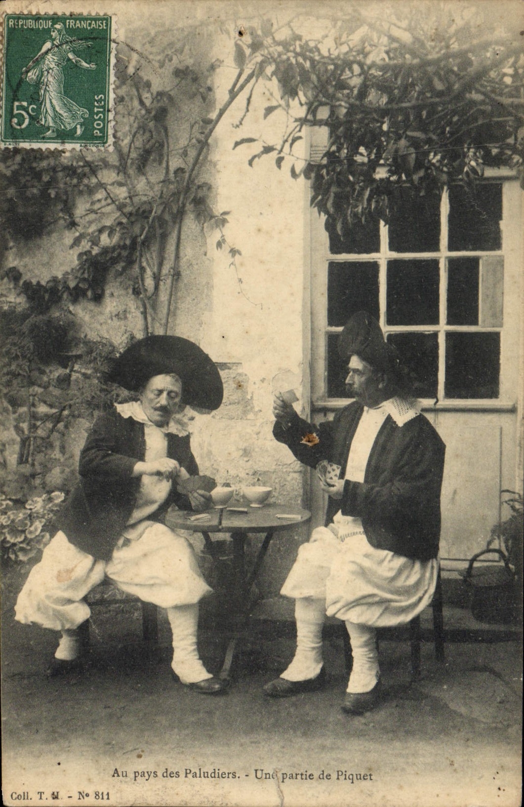 CPA Au pays de paludiers Une partie de piquet Cartes Folklore