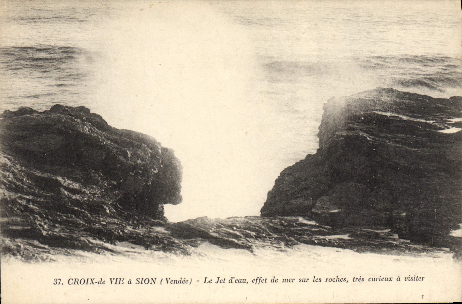 VINTAGE POSTCARD Croix de Vie has Sion the water effect jet of sea on the rocks